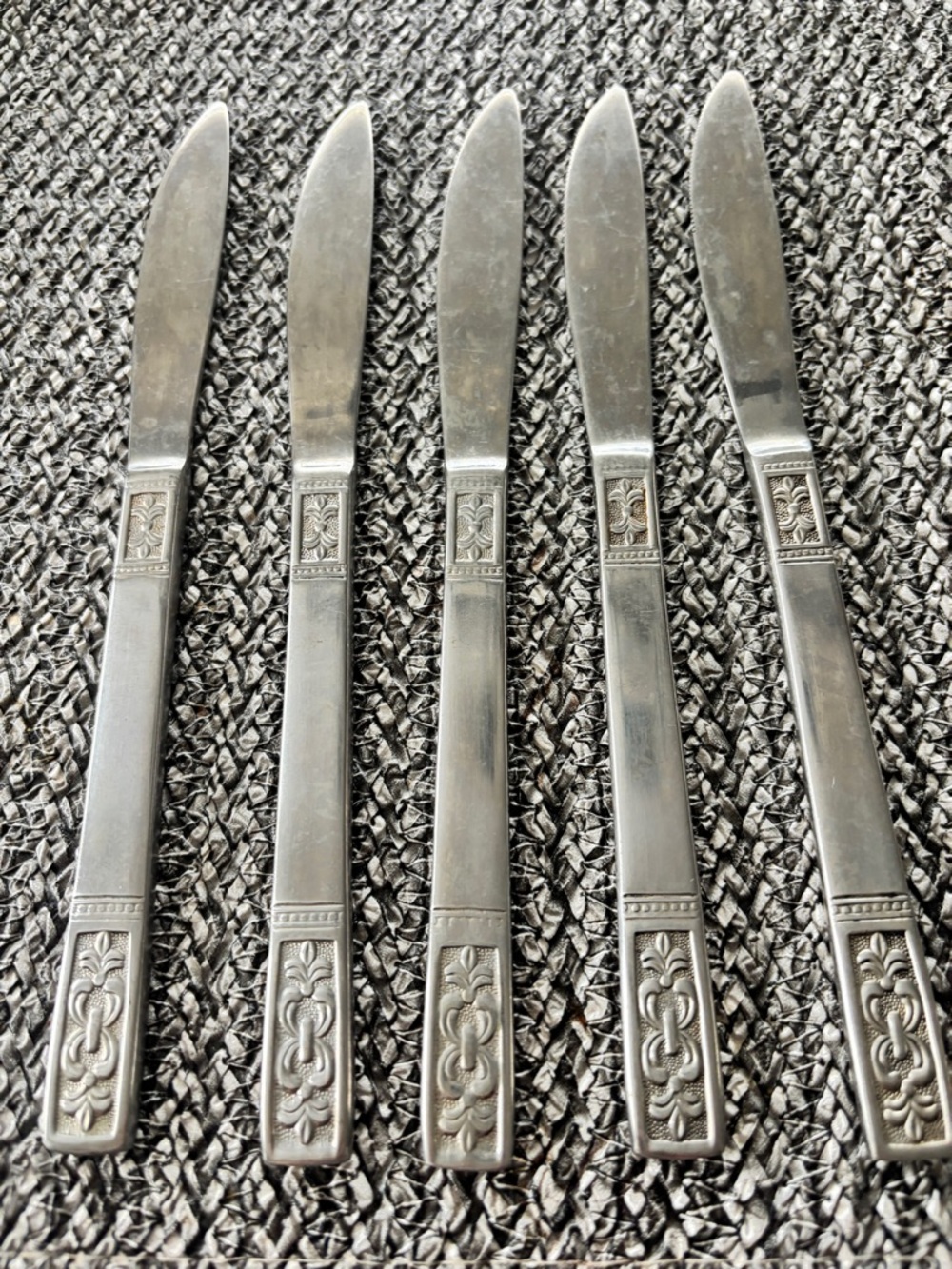 Customcraft Fleur de Lis 5 Solid Dinner Knives Stainless Taiwan 8 1/8"